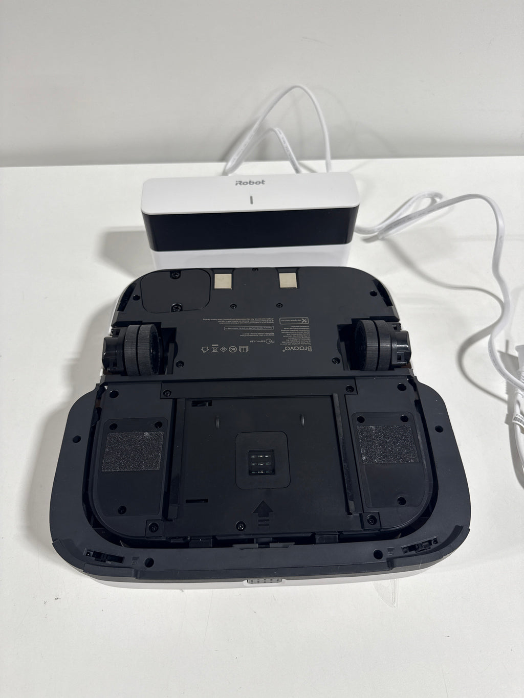 See Desc IRobot - Braava Jet M6 Wi-Fi Connected Robot Mop - White - *Vacuums & Carpet Cleaners