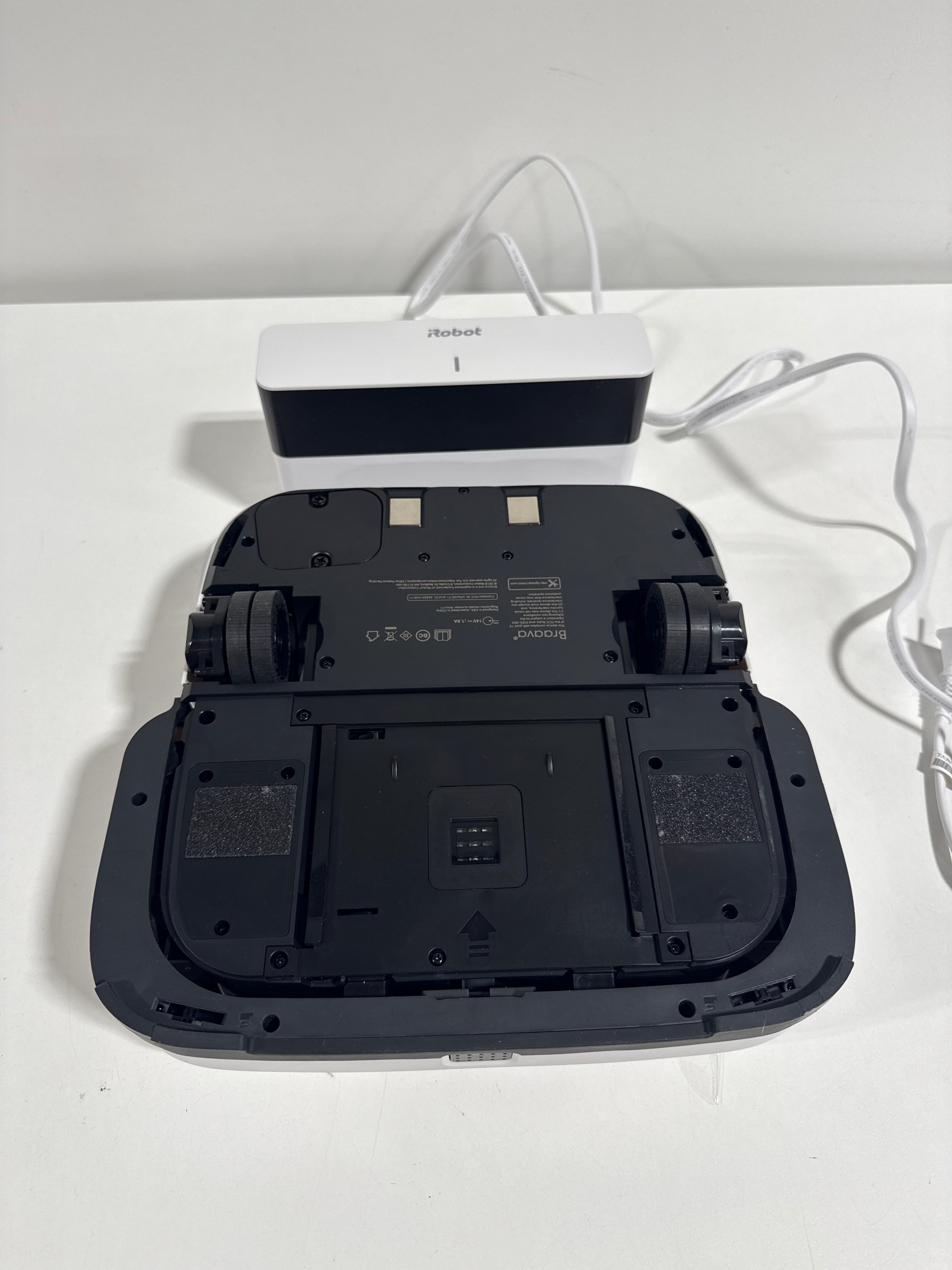 See Desc IRobot - Braava Jet M6 Wi-Fi Connected Robot Mop - White - *Vacuums & Carpet Cleaners