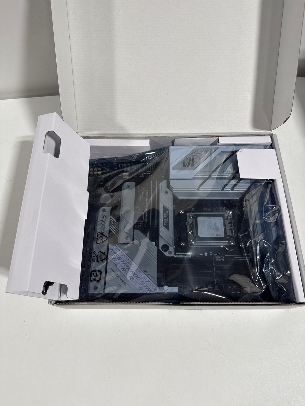 Asus ROG Strix B650-a Gaming Wi-Fi 6E AM5 Motherboard for AMD Ryzen 7000 Series CPUs - *Computers & Office
