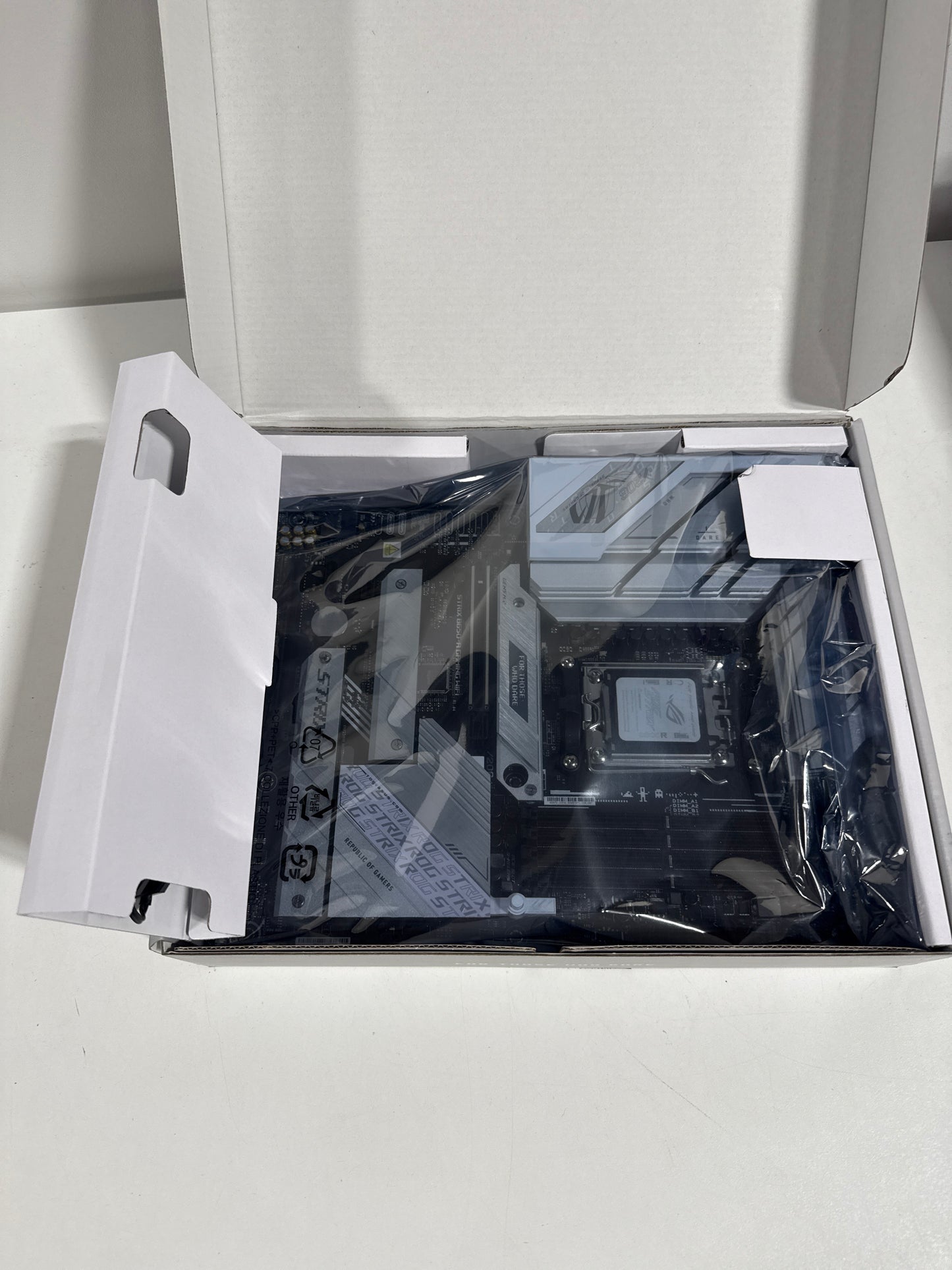 Asus ROG Strix B650-a Gaming Wi-Fi 6E AM5 Motherboard for AMD Ryzen 7000 Series CPUs