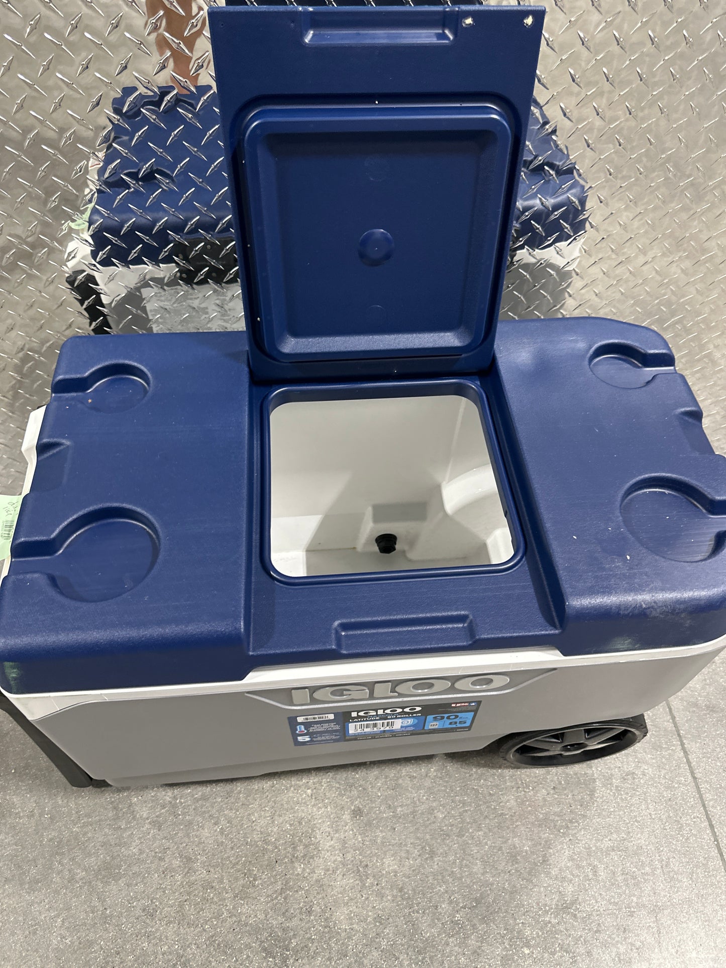 Igloo 90-quart Maxcold Flip and Tow Cooler