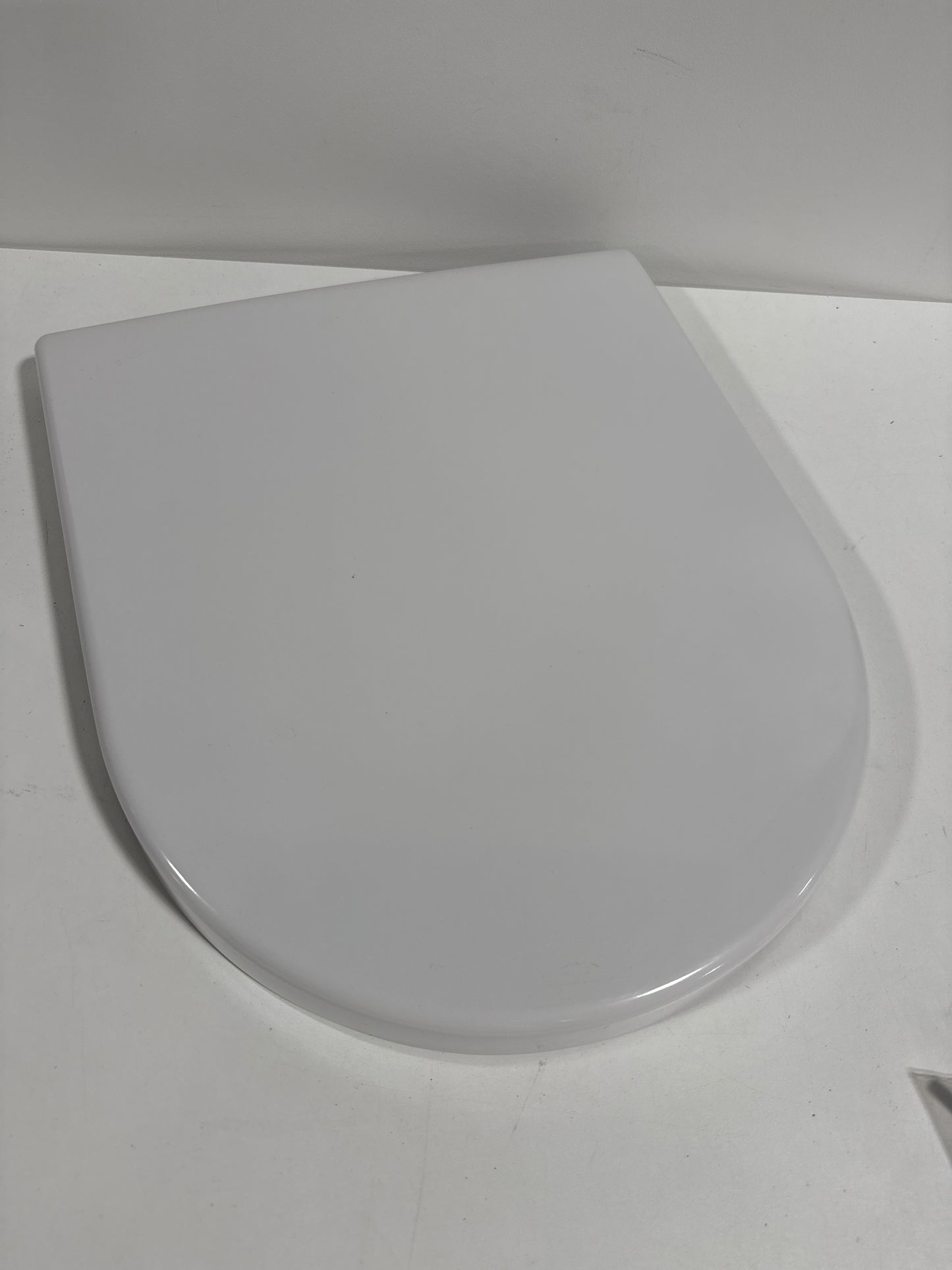See Desc Duravit 0069890000 Toilet Seat with Soft Close Hinges /White