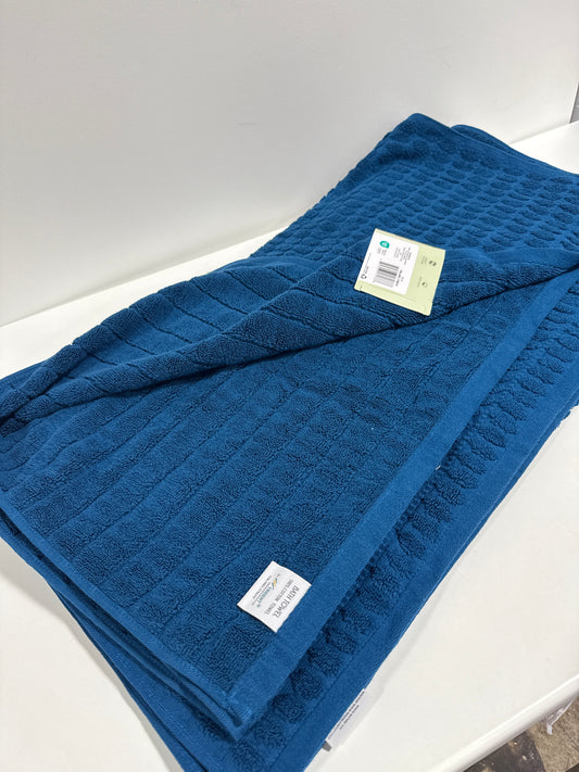 2 Textured Bath Towels