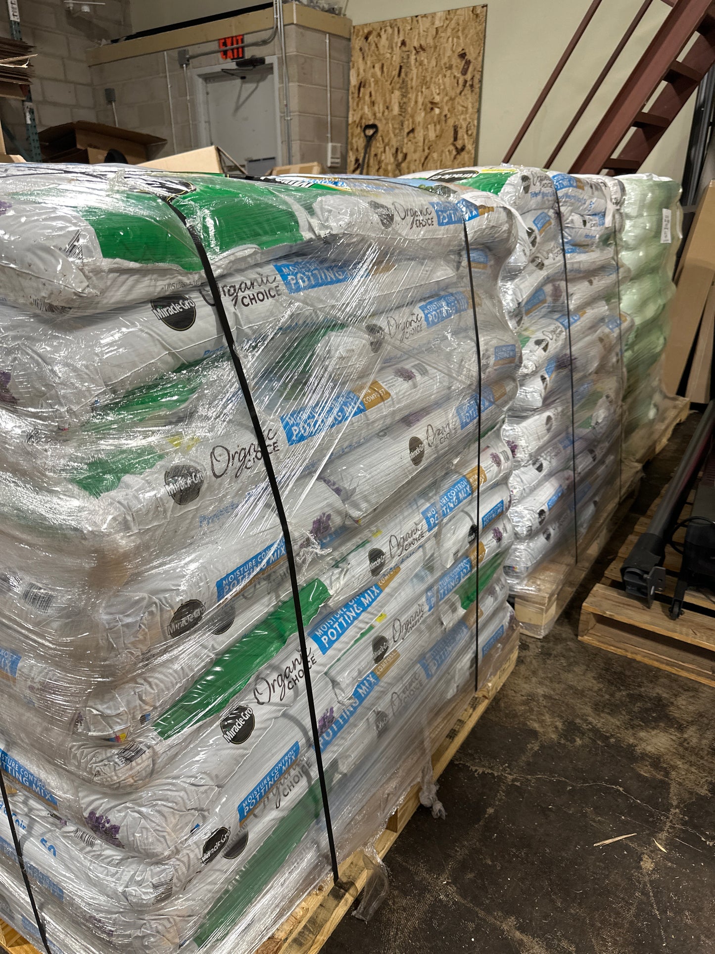 Miracle-Gro Organic Choice, Raised Bed & In-Ground Soil with Compost, 50 qt