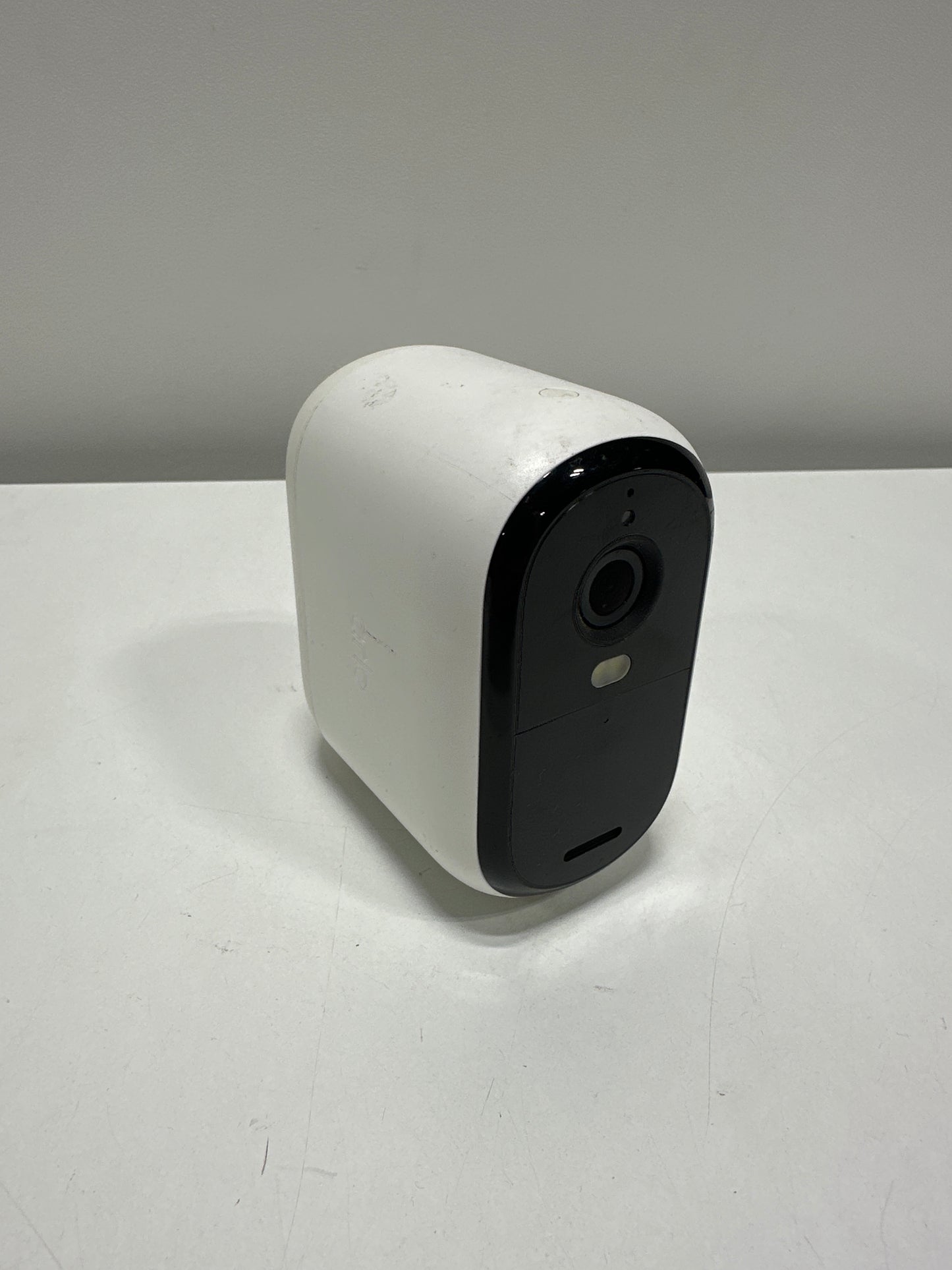 Used Arlo - Essential XL 1-Camera Outdoor Wireless HD Security Camera (2nd Generation)