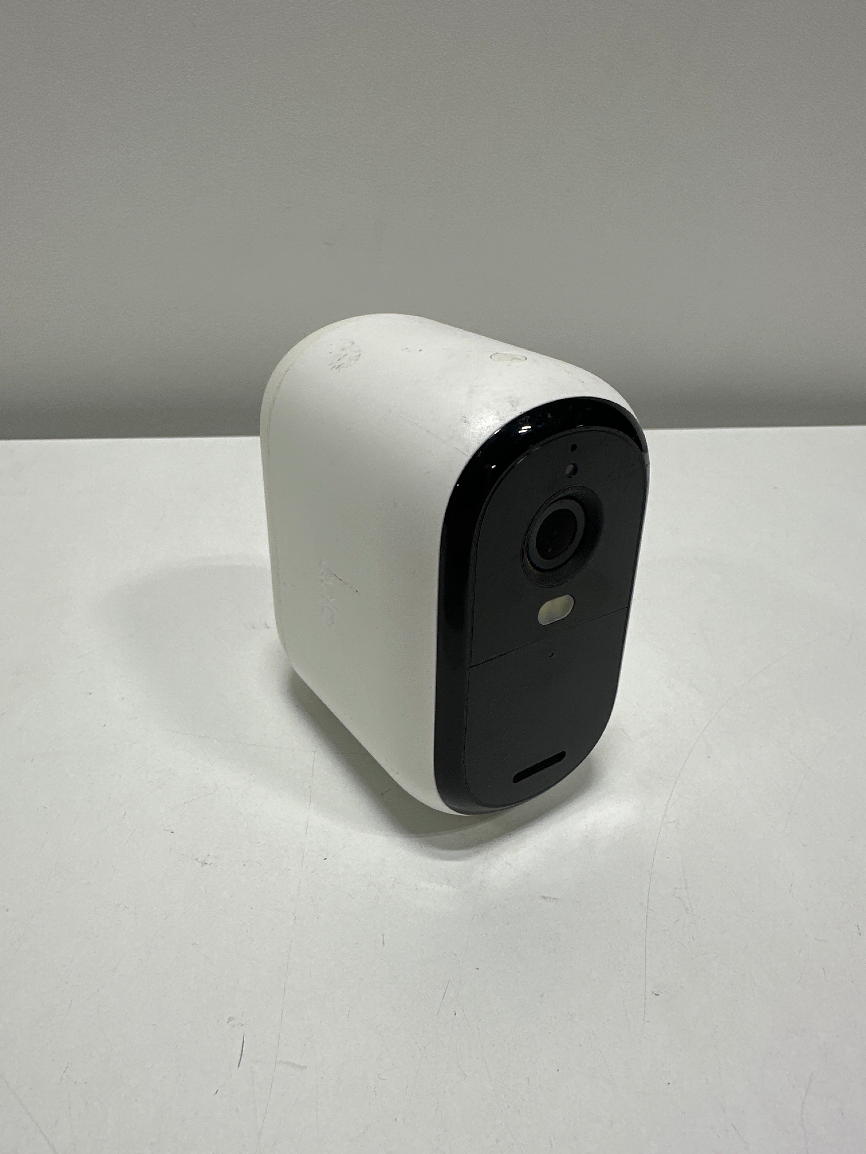 Used Arlo - Essential XL 1-Camera Outdoor Wireless HD Security Camera (2nd Generation)