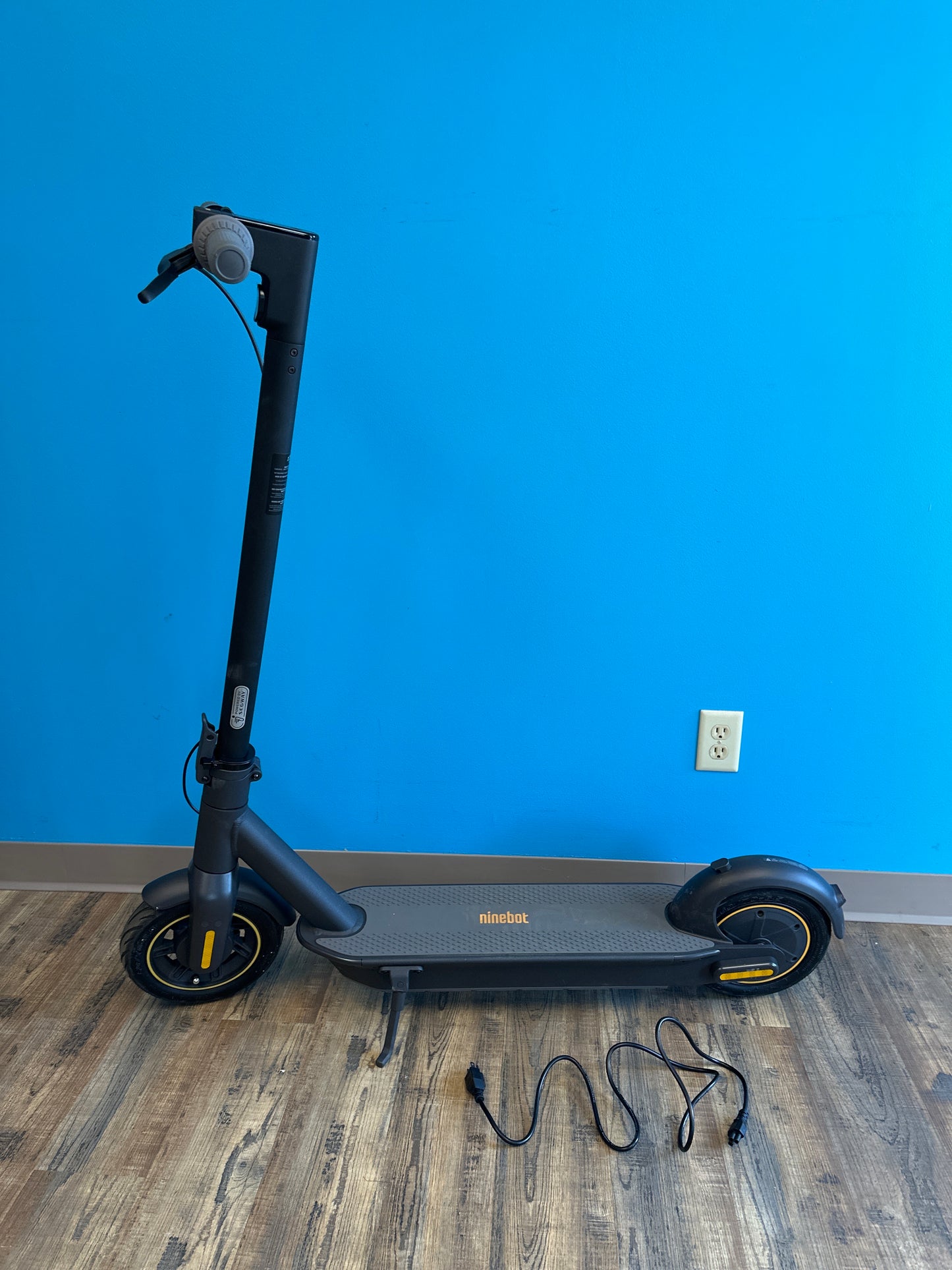 Used Segway - Max G30P Electric Kick Scooter, Foldable Electric Scooter w/40.4 mi Max Operating Range & 18.6 mph Max Speed - Black