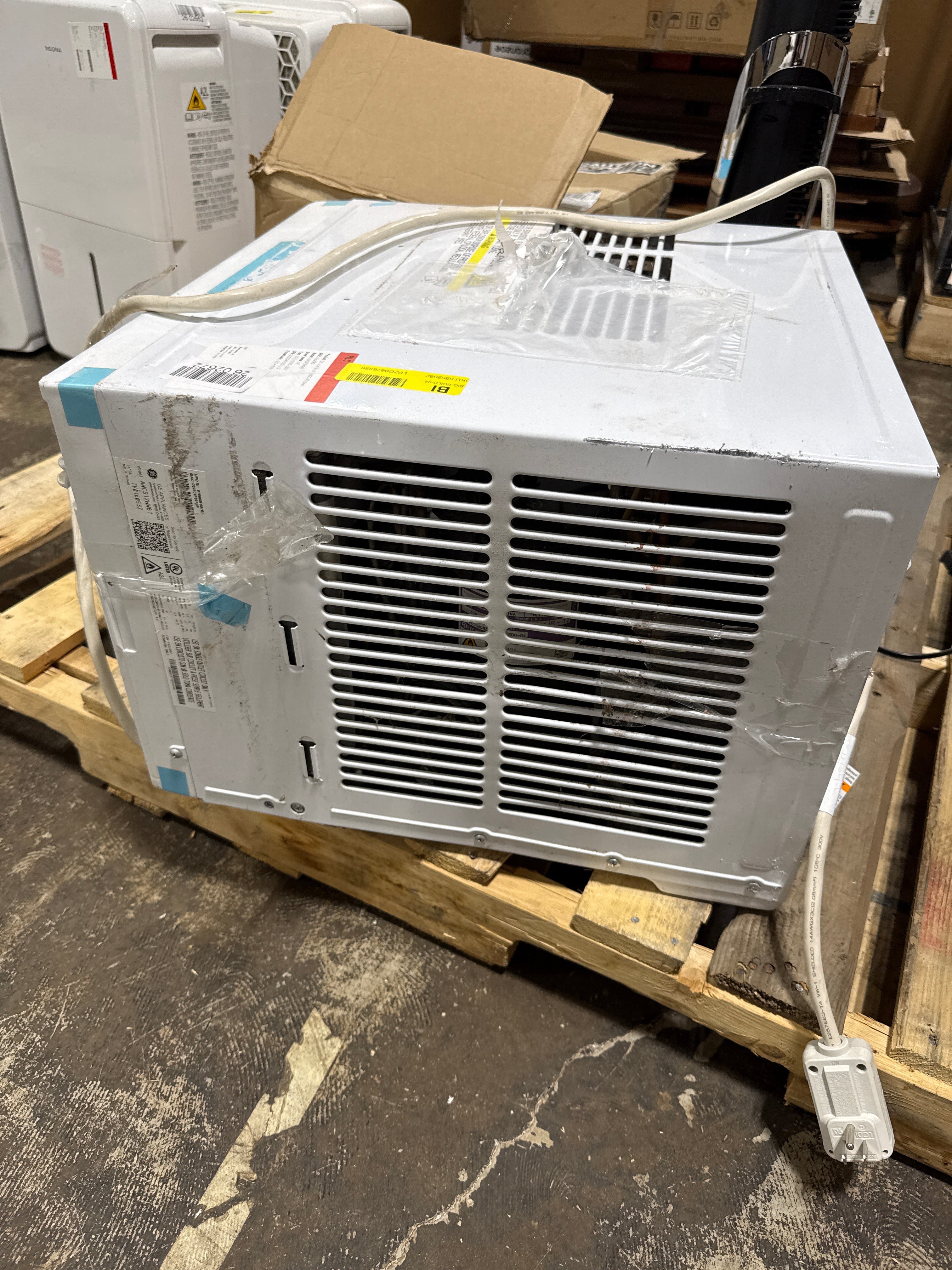 Used GE - 550 Sq. Ft. 12000 BTU Smart Window Air Conditioner - White