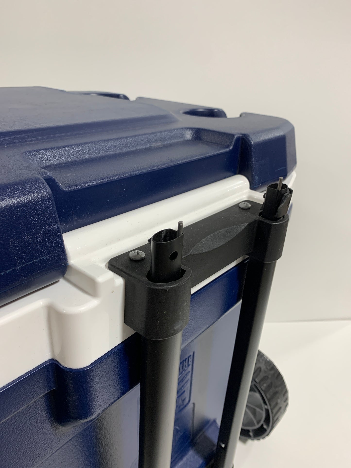 Used See Desc IGLOO MaxCold 58 Litre (62 US QT) Roller Cool Box Ice Cooler 98 Cans