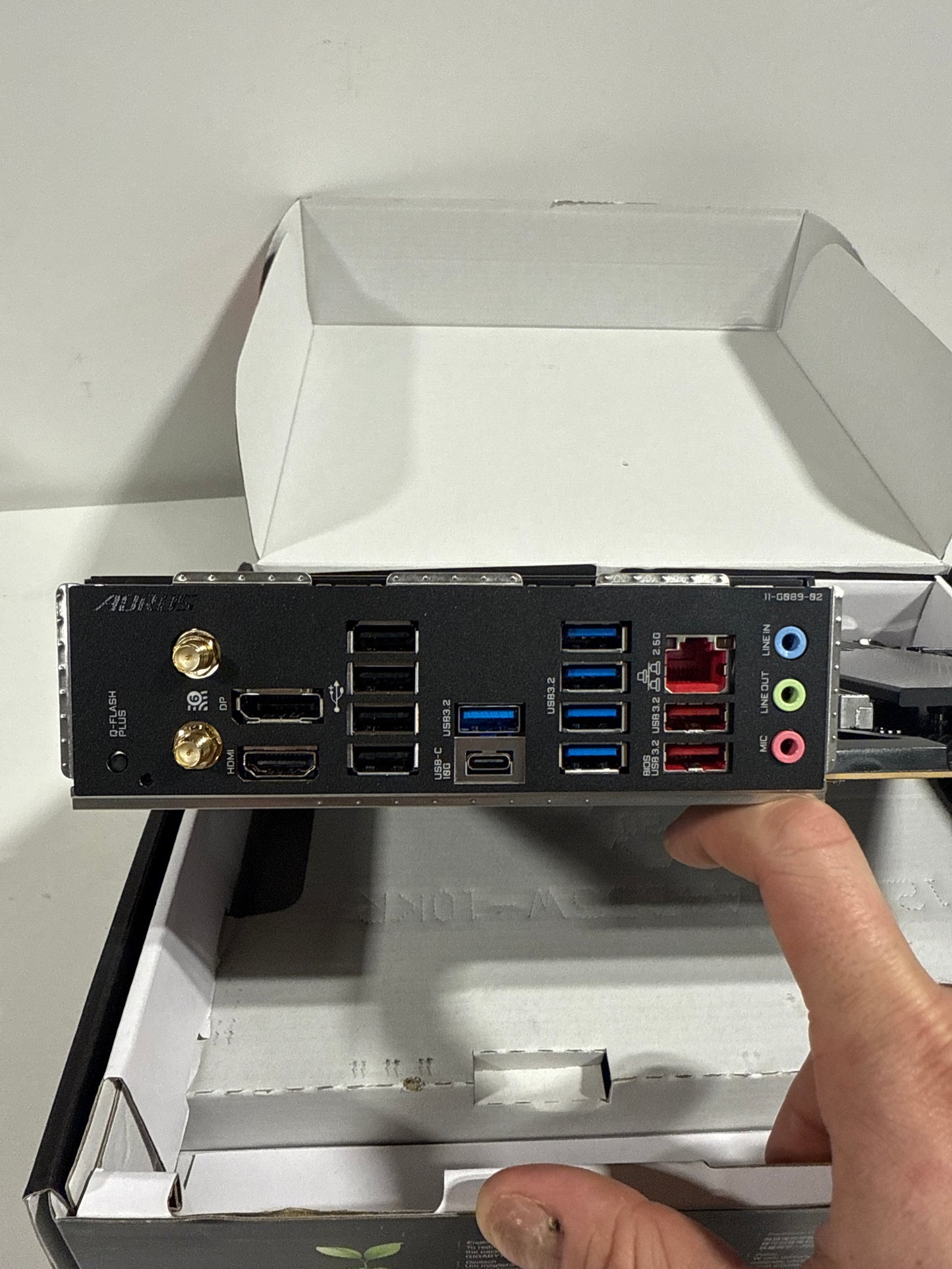 See Desc GIGABYTE - B650 AORUS ELITE AX (Socket AM5) AMD B650 ATX DDR5 Wi-Fi 6E Motherboard - Black