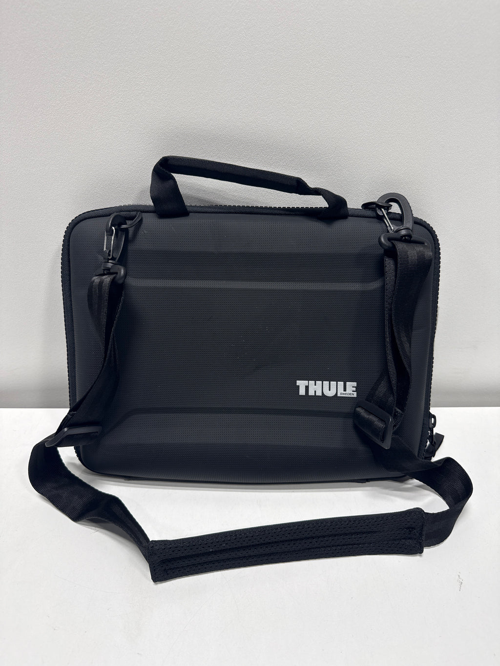 Thule - Gauntlet 4 Attaché Briefcase for 14” MacBook Pro, 13” MacBook Pro, 13” MacBook Air, & 12.3" PCs, Laptops & Chromebooks - Black