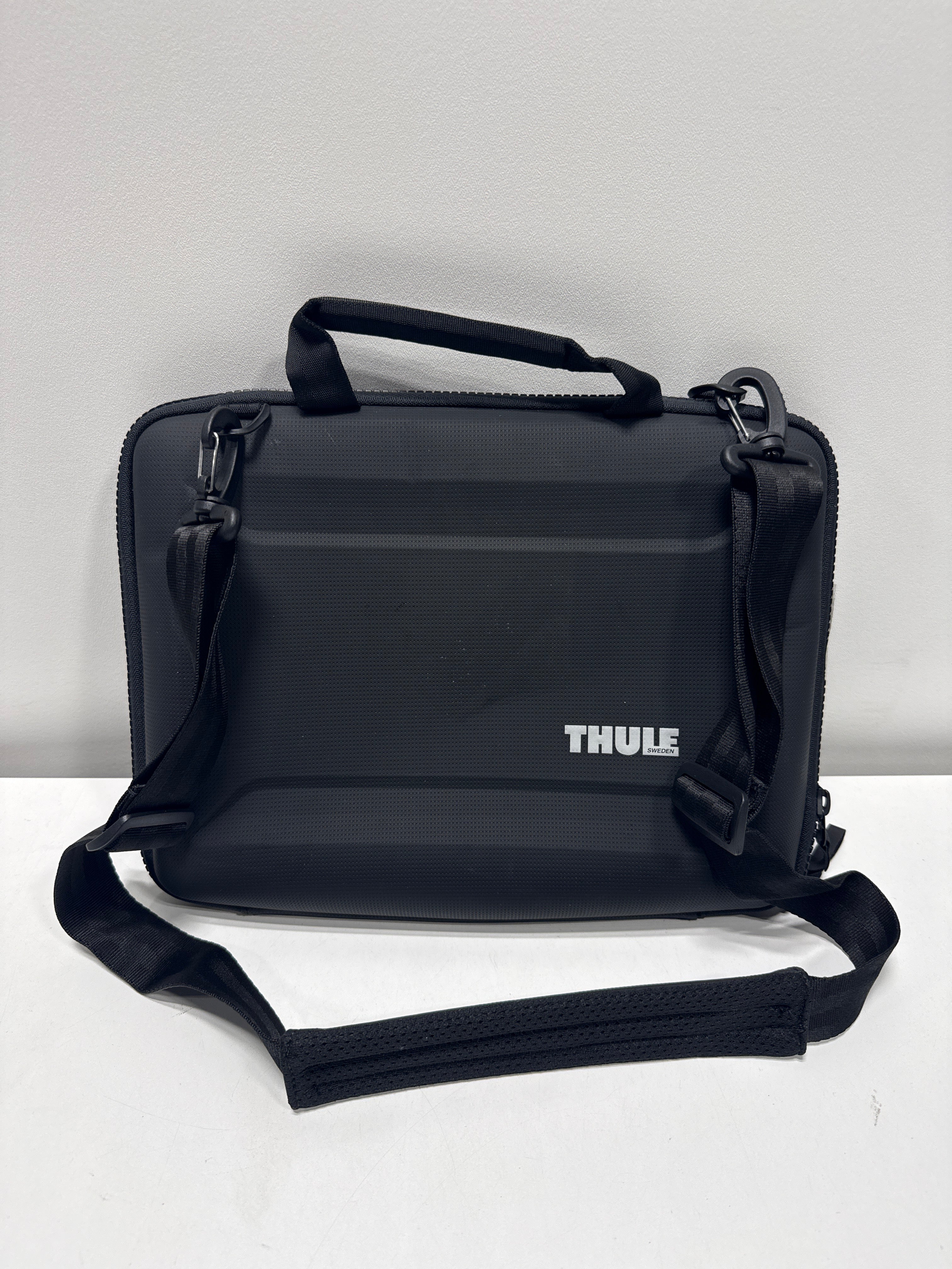 Thule - Gauntlet 4 Attaché Briefcase for 14” MacBook Pro, 13” MacBook Pro, 13” MacBook Air, & 12.3" PCs, Laptops & Chromebooks - Black