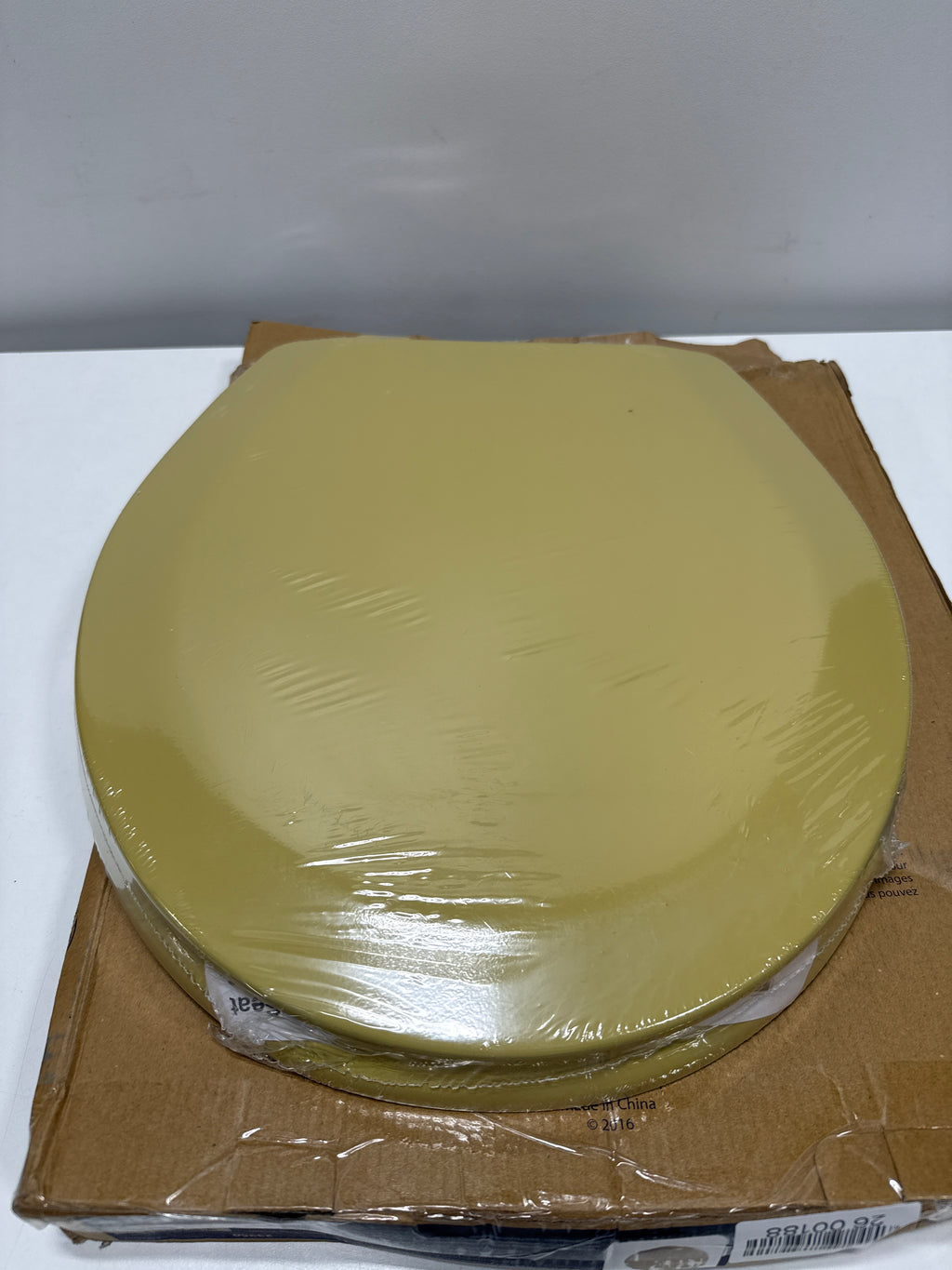 Comfort Seats C3B4R253 Deluxe Molded Wood Round Closed Front with Cover