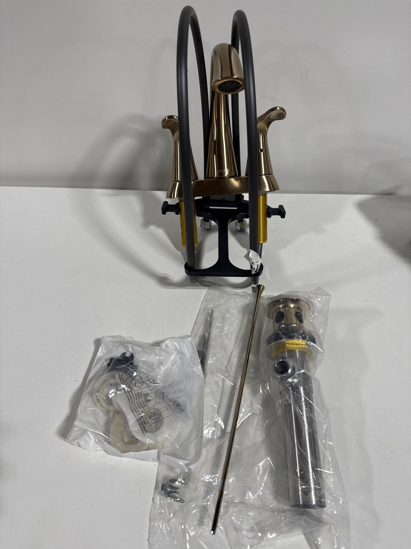 Delta 2538-MPU-DST Lahara Centerset Bathroom Faucet with Pop-up Drain Assembly