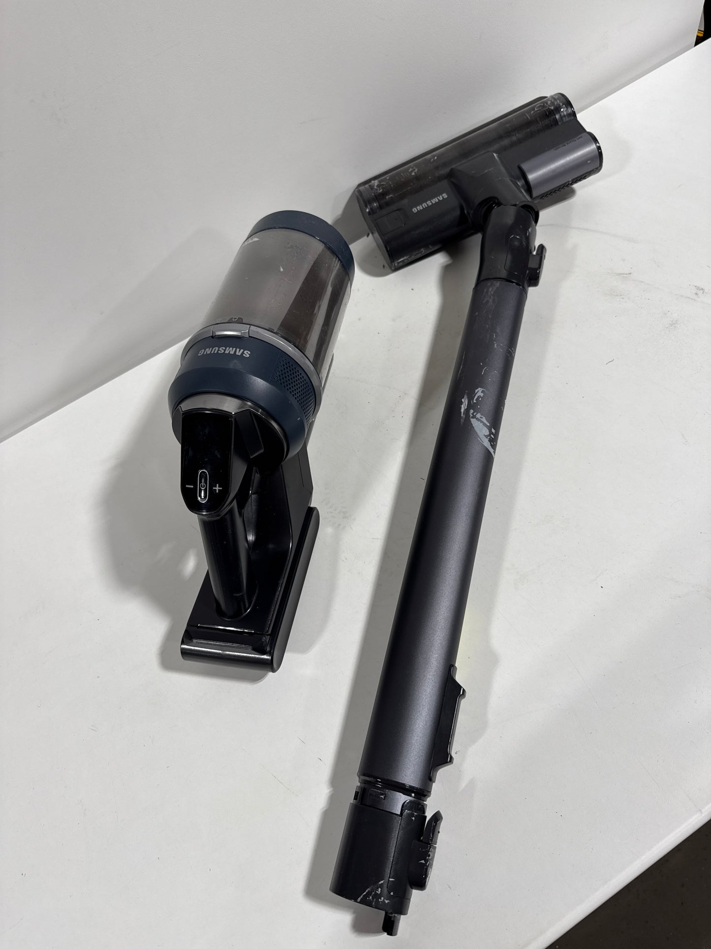 Used Samsung - BESPOKE Jet Cordless Stick Vacuum with All-in-One Clean Station - Midnight Blue