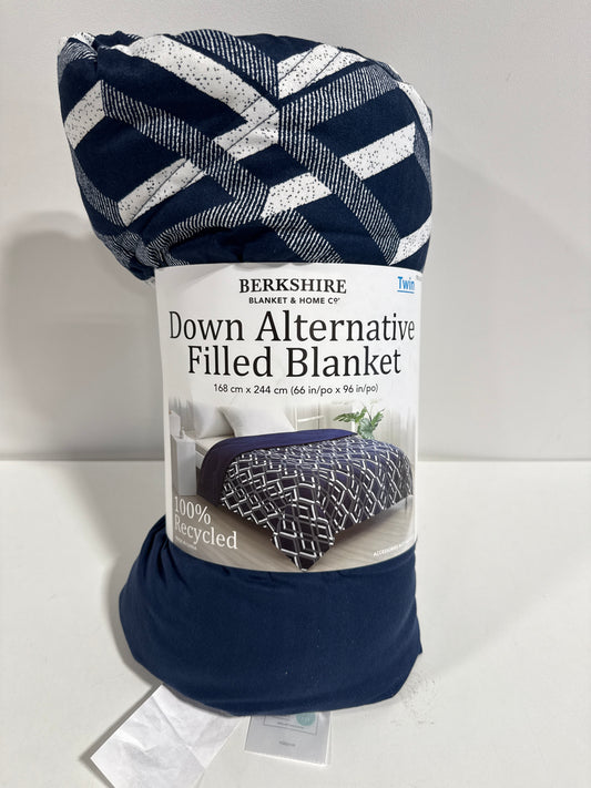 Berkshire Down Alternative Twin Blanket 66 x 96"