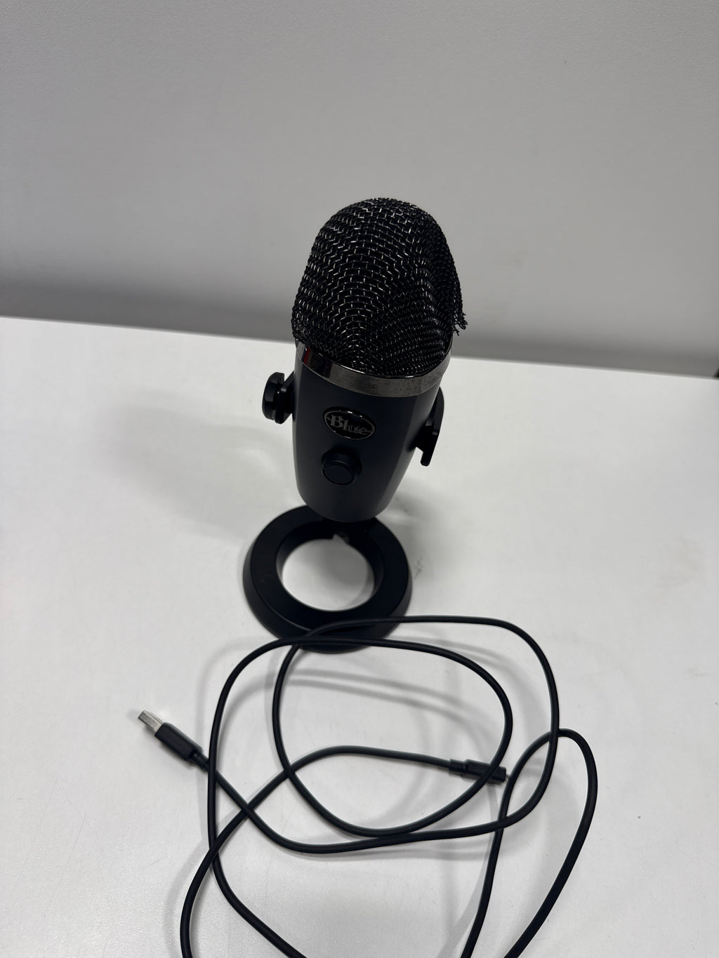 Damage Blue Yeti Nano Premium USB Mic for Recording and Streaming (Blackout)