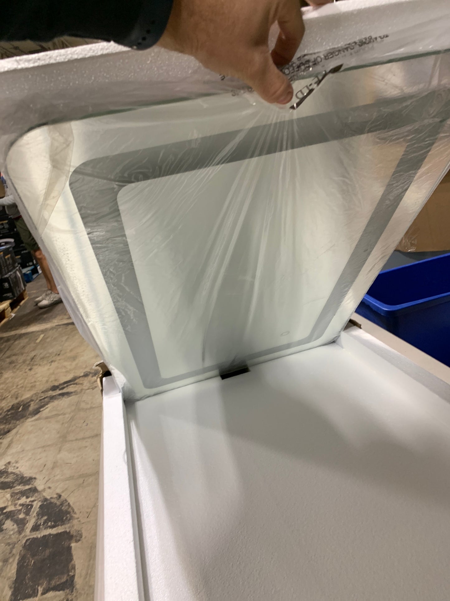 Elegant Decor Genesis 30x20 Rectangle Modern Aluminum LED Mirror in Silver