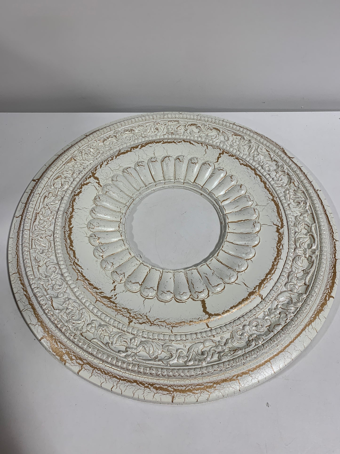 Ekena Millwork CM20LNPCC Lauren Ceiling Medallion, Pot of Cream Crackle