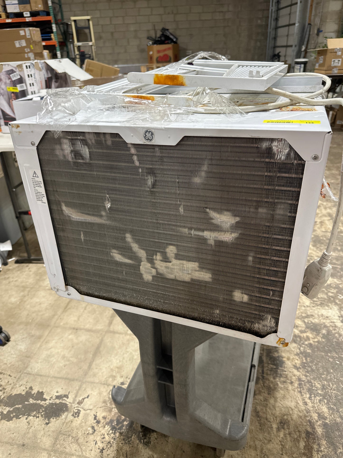 Used GE - 700 Sq. Ft. 14000 BTU Smart Window Air Conditioner - White