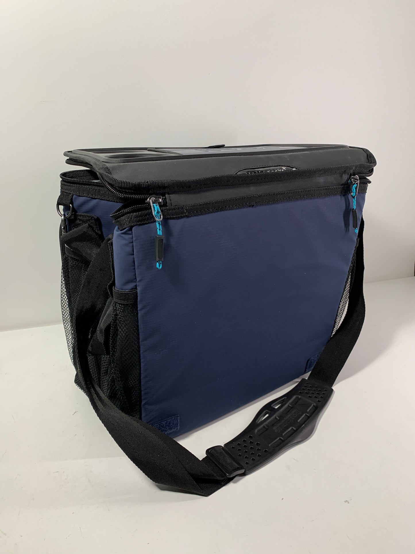 Titan 40 Can Cooler Black/Blue