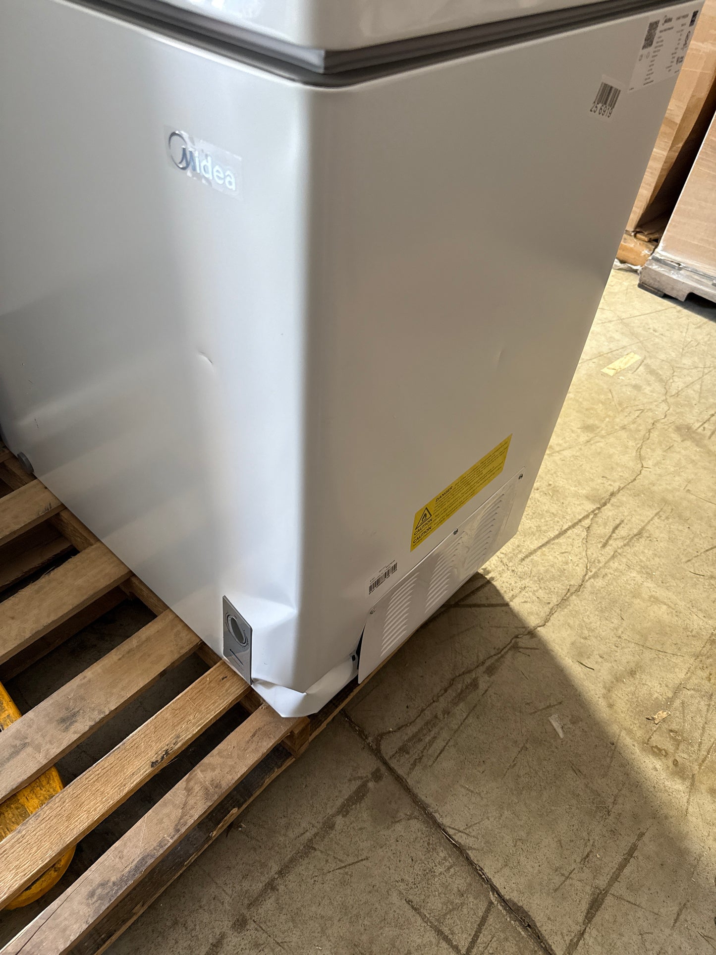 Dent Midea Convertible Chest Freezer with Interior LED Light, 7.0 cu ft, White