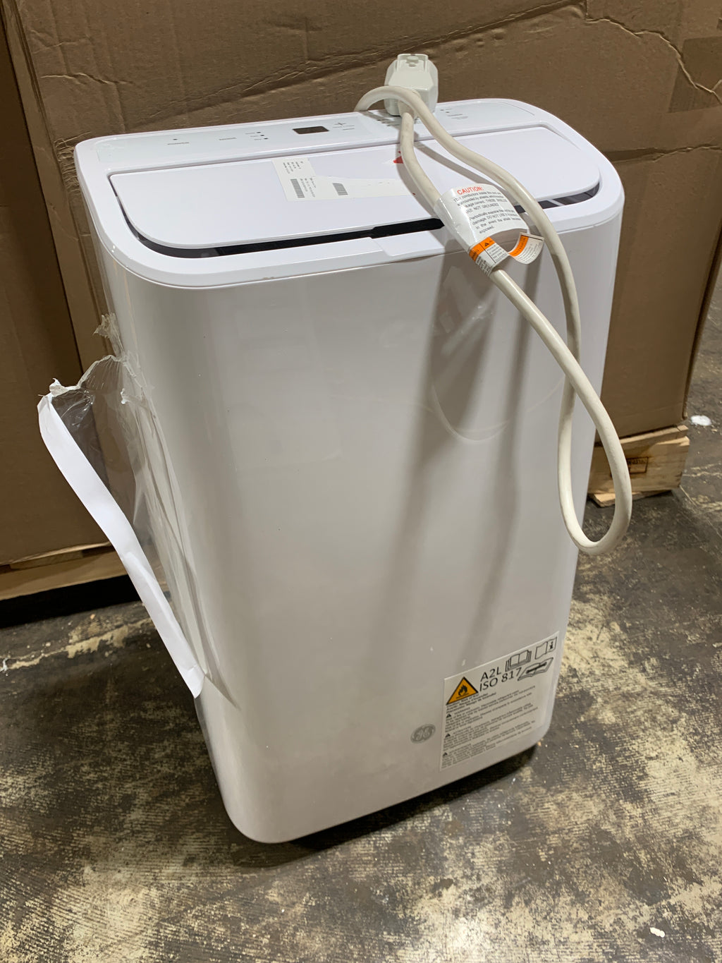 Used GE - 450 Sq. Ft. 11,000 BTU Smart Portable Air Conditioner with WiFi - White - *Home Environment