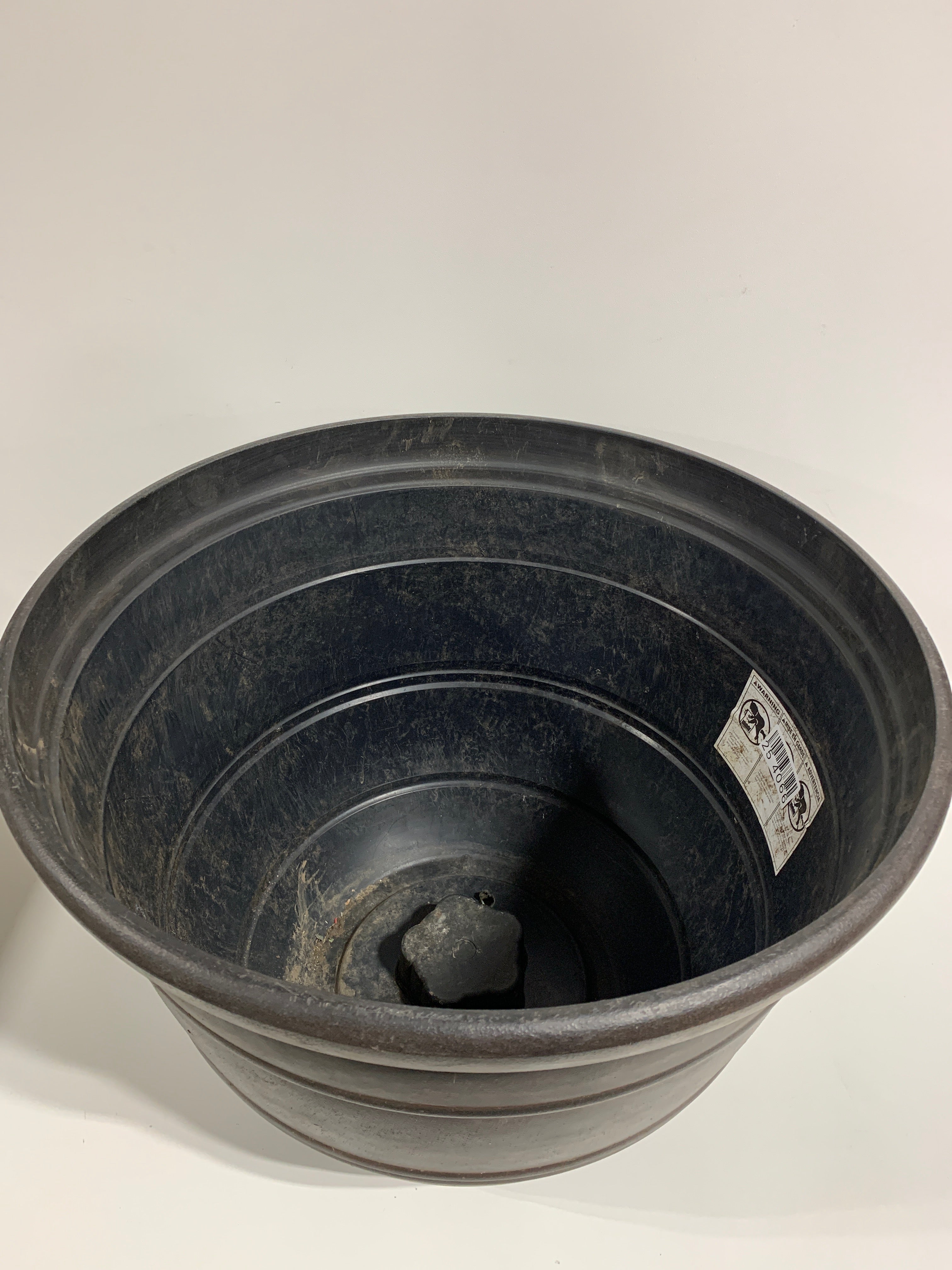 Used Southern Patio Prescott Resin Planter 22.25in - *Outdoor Living & Garden