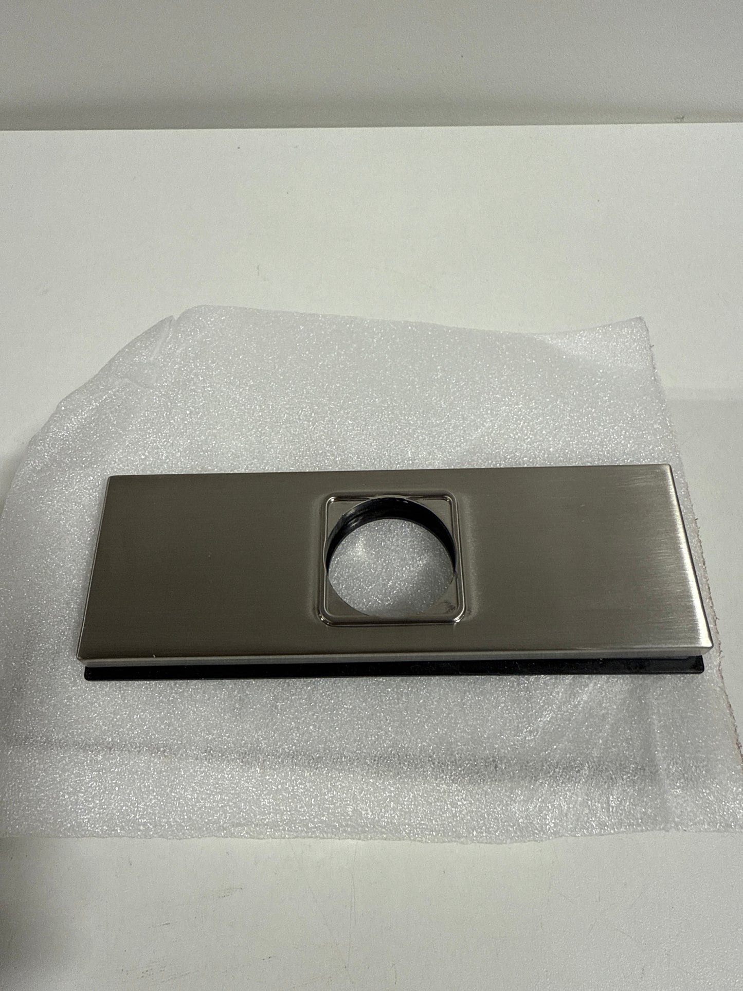 Delta RP103378 Modern 3 Hole Escutcheon and Gasket - Brilliance Stainless