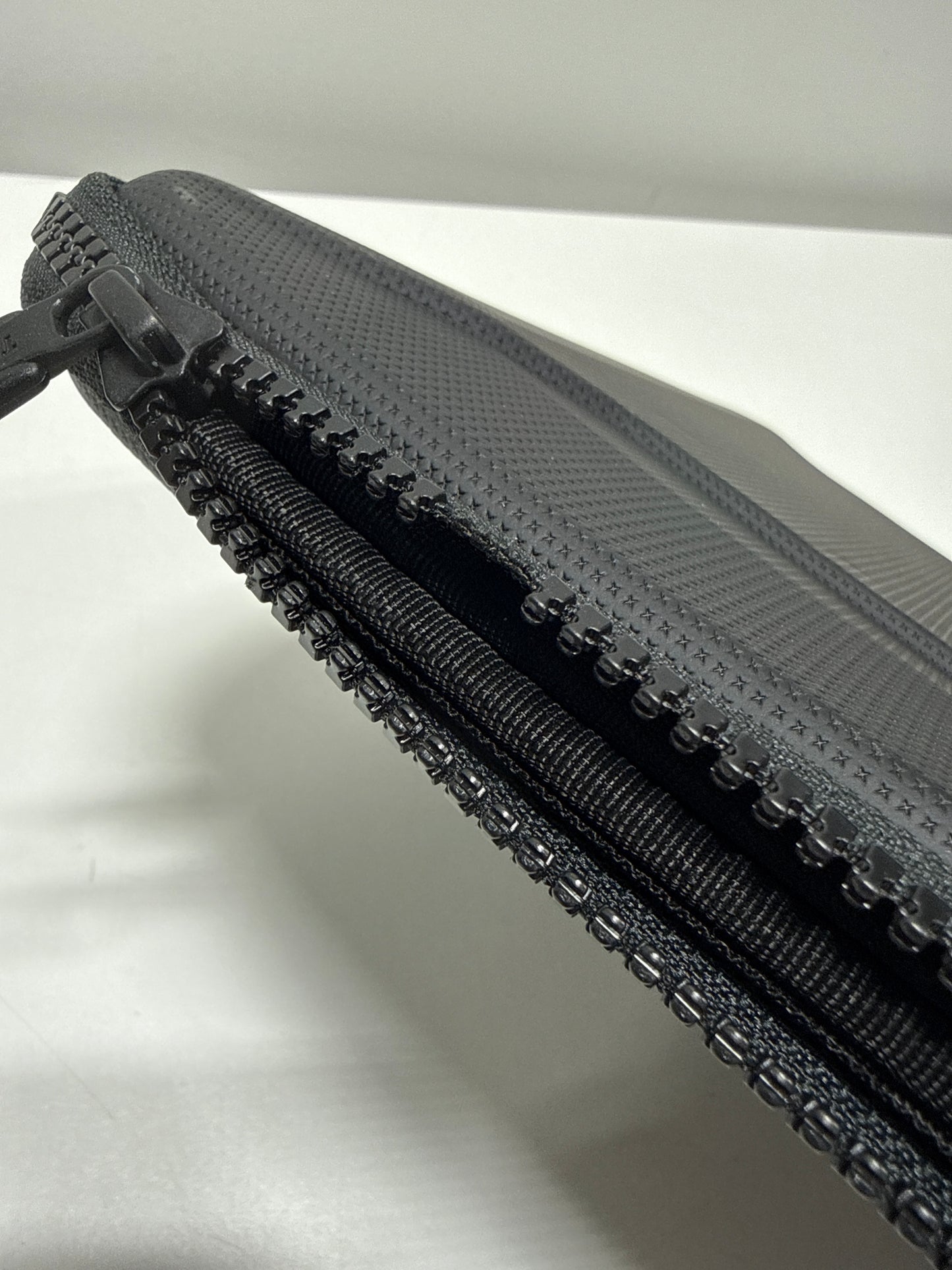 Defect Thule - Gauntlet Laptop Sleeve Laptop Case for 16” Apple MacBook Pro, 15” Apple MacBook Pro, PCs Laptops & Chromebooks up to 14” - Black