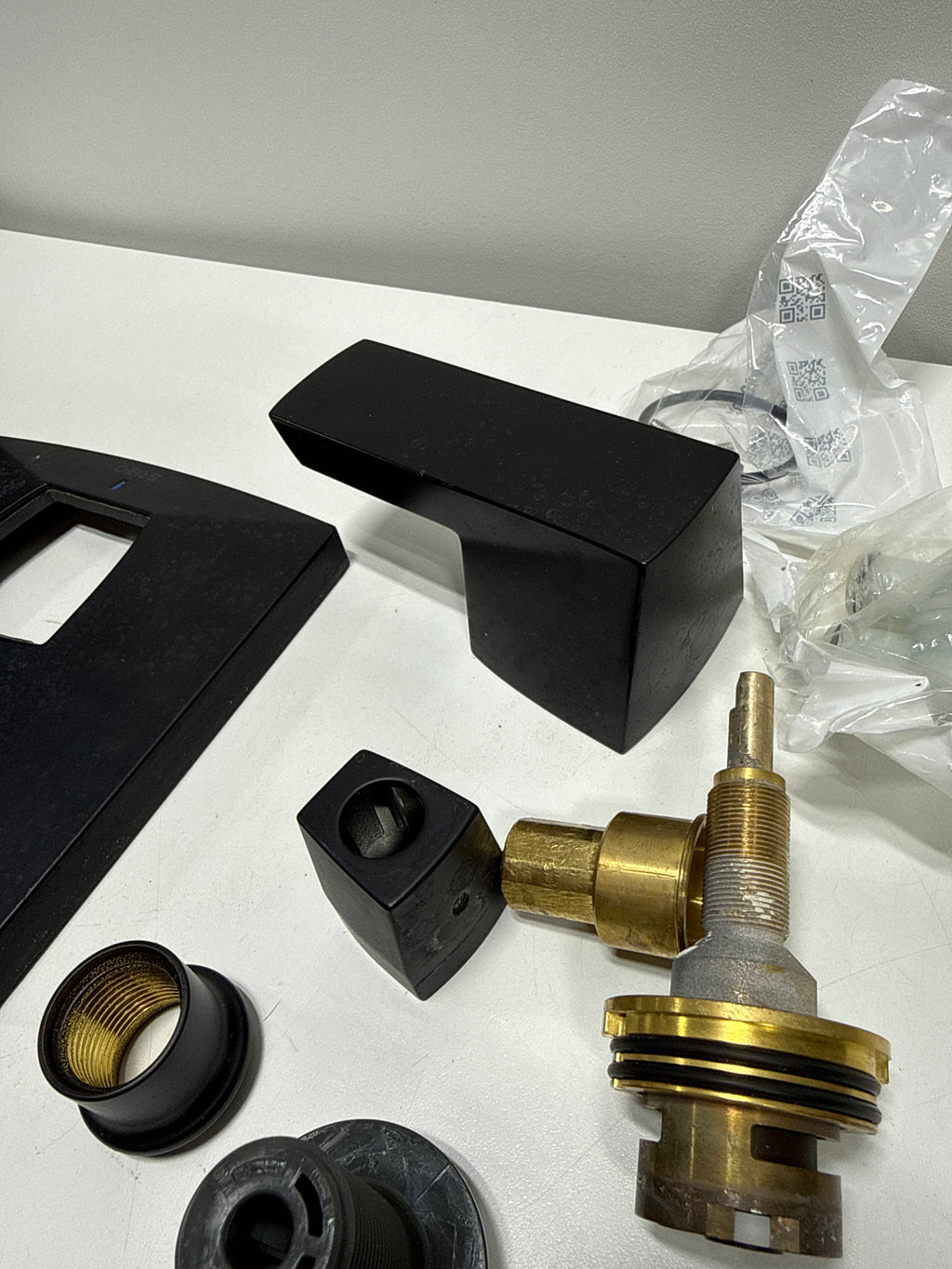 Used Brizo T75588-BL - Brizo Vettis: Tempassure Thermostatic Valve With Integrated 3-Function Diverter Trim Matte Black T75588-BL.
