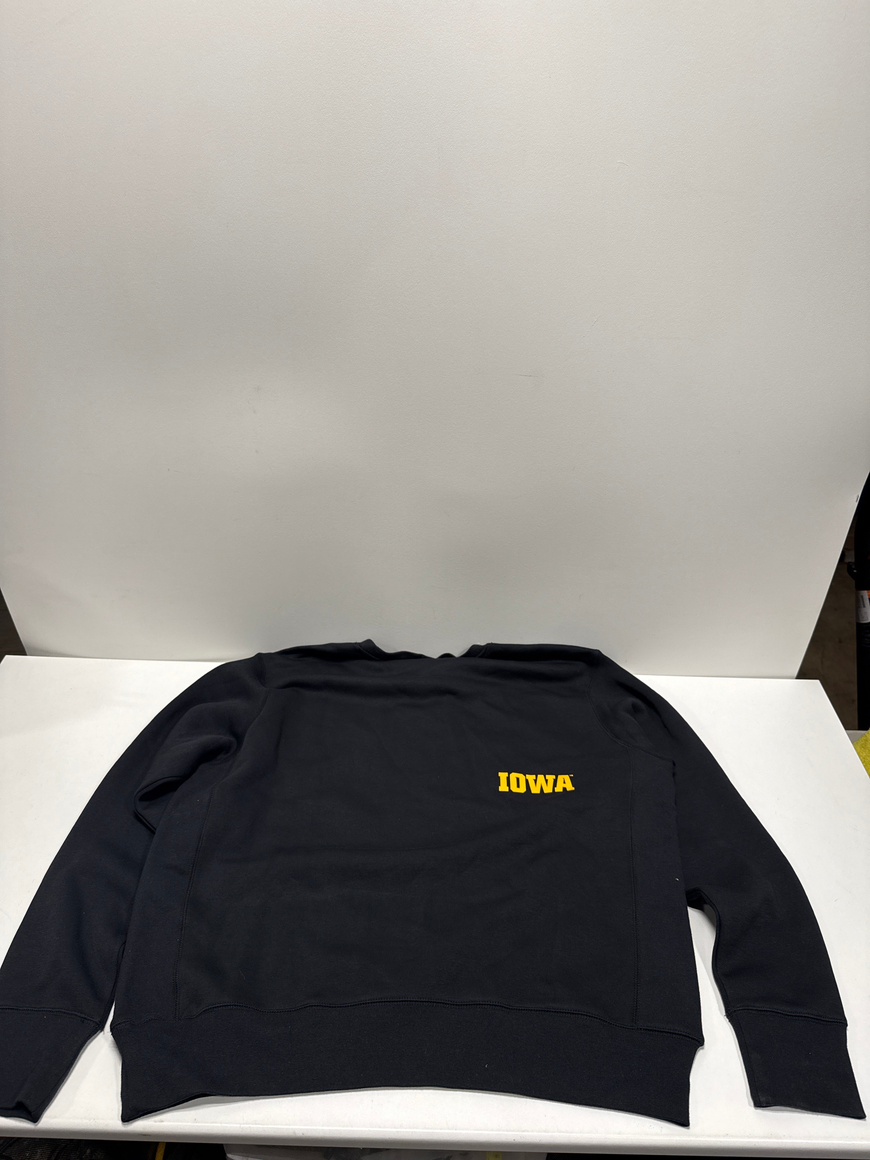 NCAA Iowa Hawkeyes Men's Champion Crew Neck Sweatshirt -L