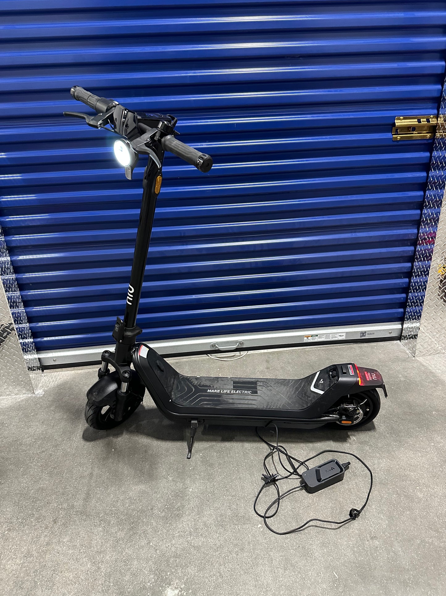 Used NIU - KQi 300P Foldable Electric Kick Scooter W/ 30 Mi Max Range & 20 Mph Max Speed - Black