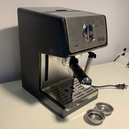 Máquina de espresso y capuchino con bomba de 15 barras De'Longhi usada, negra/inoxidable