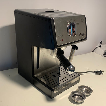 Máquina de espresso y capuchino con bomba de 15 barras De'Longhi usada, negra/inoxidable