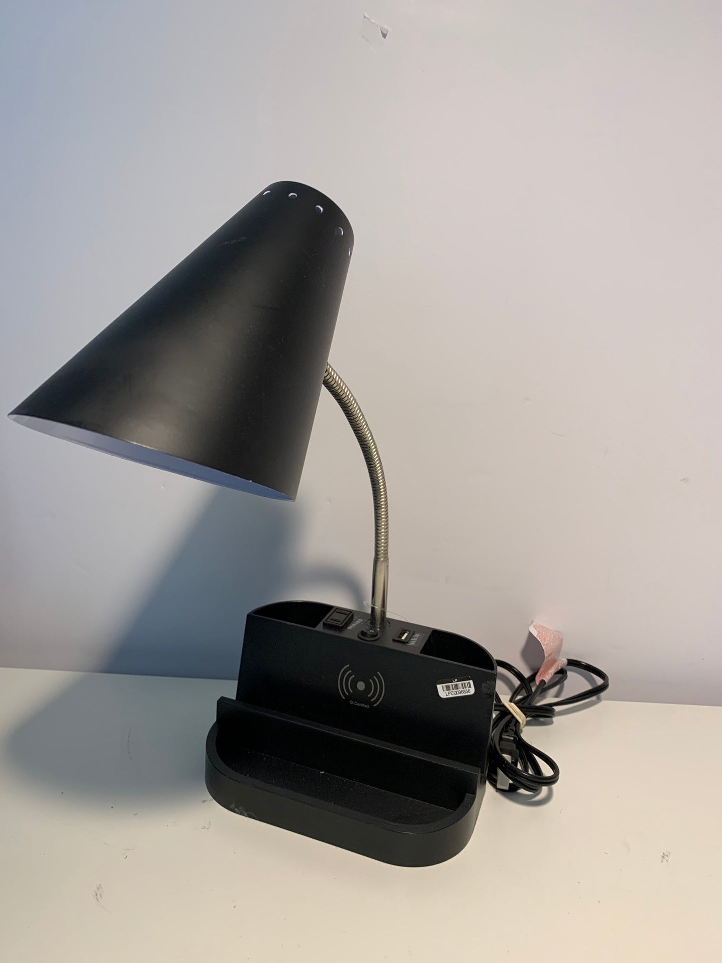 SALT Lámpara de escritorio con organizador de carga Qi en negro