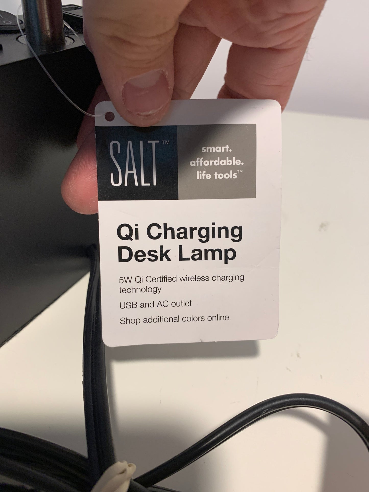 SALT Lámpara de escritorio con organizador de carga Qi en negro