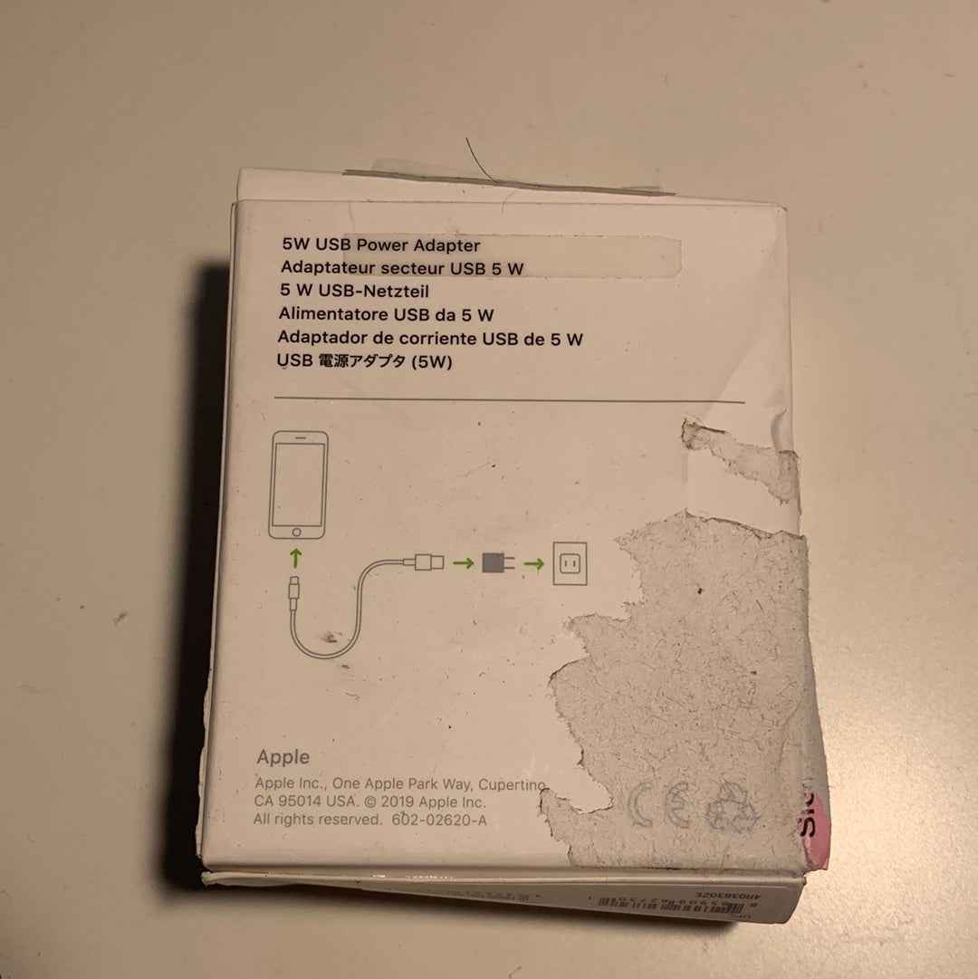 Caja abierta del adaptador de corriente USB de Apple