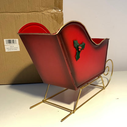 Trineo victoriano rojo de mesa de metal Plow &amp; Hearth con detalles de bayas de acebo, tono dorado