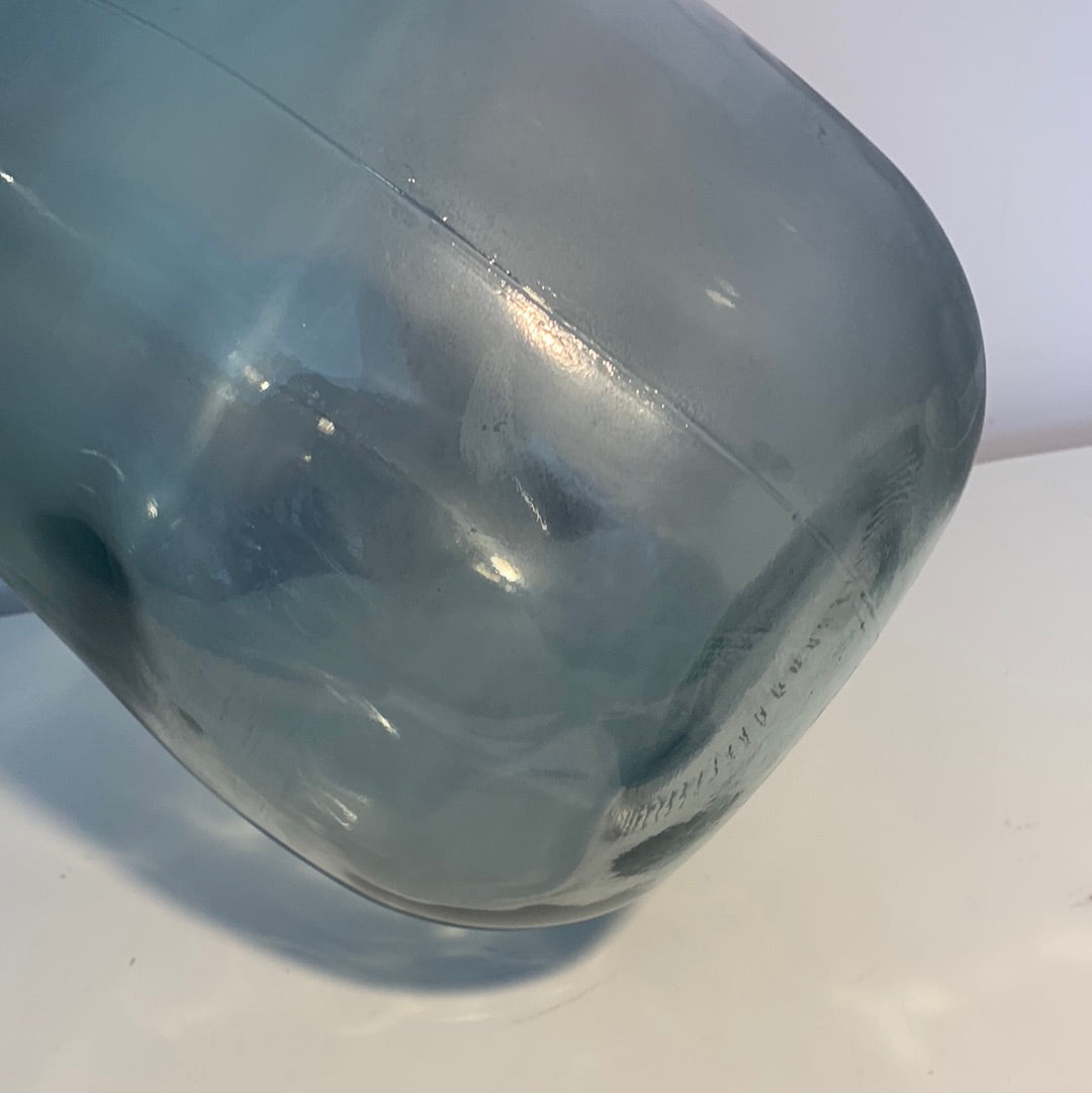 Plough &amp; Hearth jarrón oblongo de vidrio reciclado con forma de globo de 14 pulgadas, azul ahumado